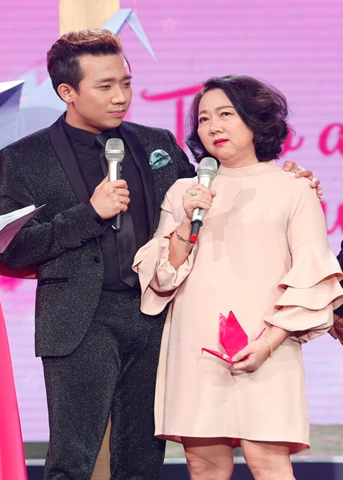 Năm 2021, Trấn Thành báo hiếu bố mẹ bằng chiếc xe hơi giá khoảng 1 tỷ đồng. Ảnh: Dân Việt