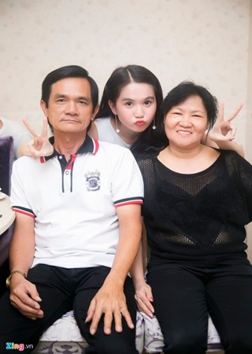 Ngọc Trinh đi mua quà Tết cho bố mẹ với tổng số tiền gần 400 triệu đồng, xây nhà báo hiếu. Ảnh: Zing