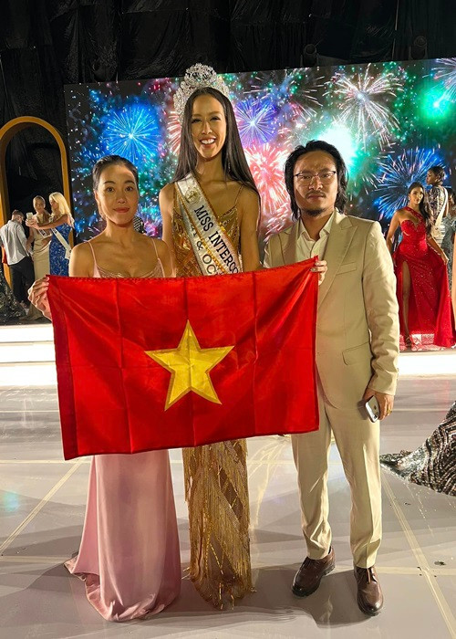 “Bà trùm hoa hậu” Phạm Kim Dung và đạo diễn Hoàng Nhật Nam vỡ òa khi Bảo Ngọc lên ngôi hoa hậu. Ảnh: FBNV