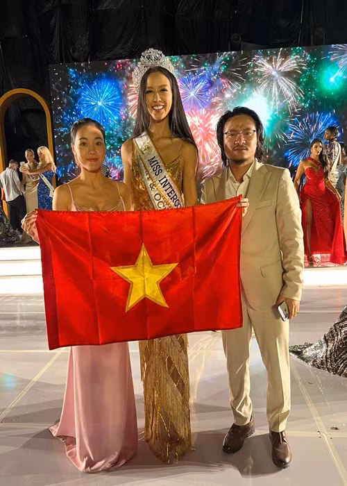 “Bà trùm hoa hậu” Phạm Kim Dung và đạo diễn Hoàng Nhật Nam vỡ òa khi Bảo Ngọc lên ngôi hoa hậu. Ảnh: FBNV