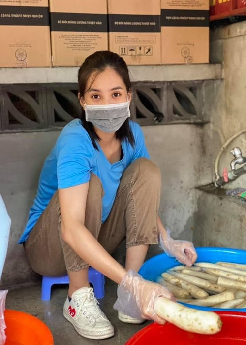 Do là người của công chúng, Tiểu Vy trau chuốt nhiều hơn mỗi khi xuất hiện và làm mới mình liên tục qua các bộ ảnh để khán giả không cảm thấy nhàm chán. Tuy nhiên, ở đời thường hay khi đi từ thiện, Tiểu Vy thường ăn mặc giản dị. Ảnh: FBNV