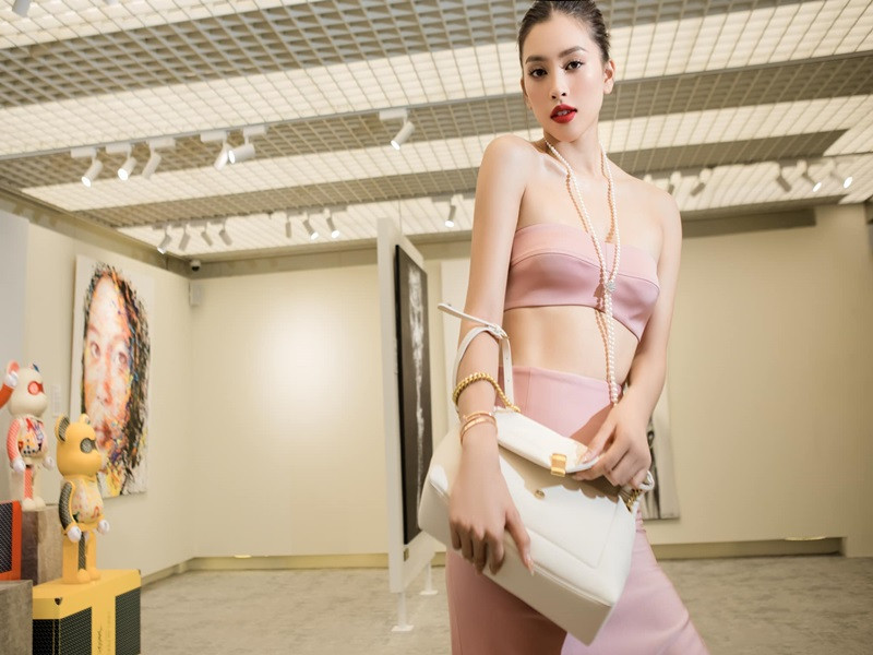 Năm 2018, cuộc sống của Tiểu Vy bắt đầu có nhiều thay đổi khi cô đăng quang Hoa hậu Việt Nam. Ảnh: FBNV