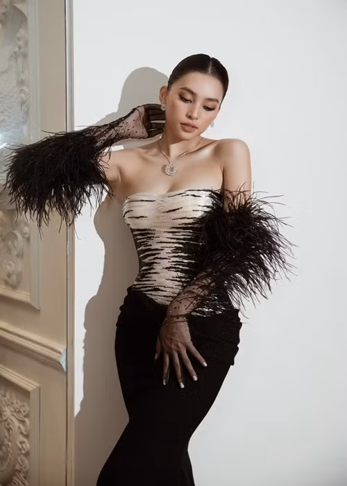 Cô được mời ngồi ghế nóng các cuộc thi sắc đẹp. Tiểu Vy còn có cơ hội diễn xuất. Nàng hậu đóng MV của ca sĩ Erik, vào vai chính trong "Đảo độc đắc – Tử mẫu thiên linh cái". Ảnh: FBNV