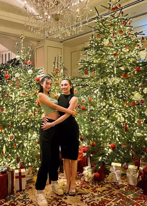 Cuộc sống bên gia đình của Tiểu Vy không có quá nhiều thay đổi sau khi đăng quang. Ảnh: FBNV