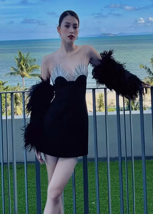 Tiểu Vy không đam mê đồ hiệu. Cô sắm vài chiếc túi hay đôi giày đắt tiền để phục vụ cho công việc. Một số món đồ hiệu người đẹp sở hữu là do nhãn hàng hay các đối tác, công ty dành tặng nhân các dịp lễ hay sinh nhật. Tiểu Vy từng tâm sự trên Vietnamnet, cô muốn giành khoảng thời gian này để đầu tư vào việc làm giàu tri thức và trải nghiệm thay vì đặt nặng phải mua được nhà hay mua được xe trước 30 tuổi. Ảnh: FBNV