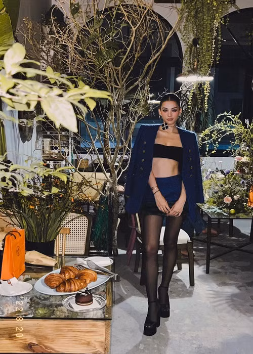 Trong cuộc phỏng vấn với VOV, Tiểu Vy cho biết, chiếc vương miện đã làm cho cô thay đổi bản thân theo chiều hướng tích cực. "Suy nghĩ của Vy đã chín chắn và trưởng thành hơn phần nào. Việc được trải nghiệm nhiều hơn đã giúp Vy biết phân biệt cái gì tốt xấu, cái gì đúng sai và cũng nhìn nhận vấn đề một cách thấu đáo hơn", người đẹp chia sẻ. Ảnh: FBNV