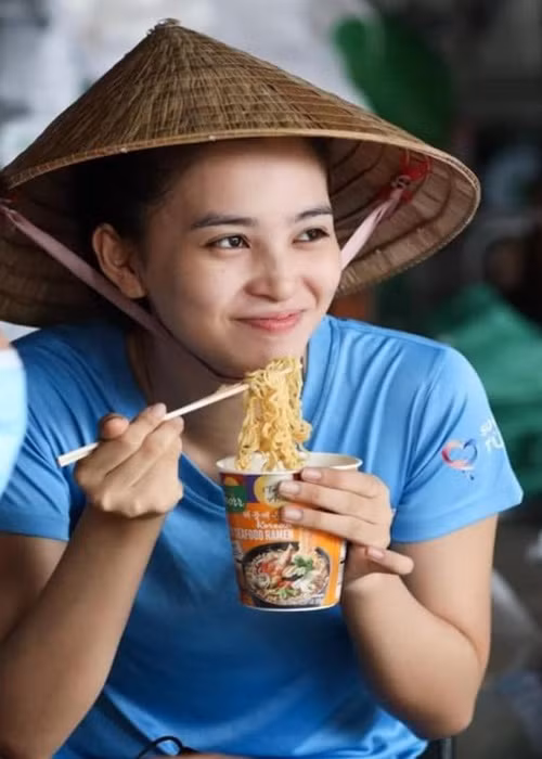 Người đẹp mặc áo phông, quần jeans, để mặt mộc trong một chuyến từ thiện. Ảnh: FBNV