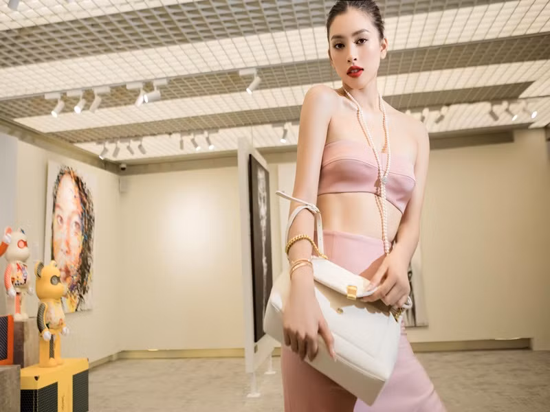 Năm 2018, cuộc sống của Tiểu Vy bắt đầu có nhiều thay đổi khi cô đăng quang Hoa hậu Việt Nam. Ảnh: FBNV