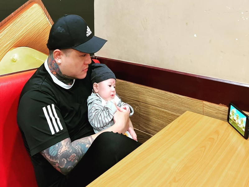 Chủ nhân của bản hit "Vợ tuyệt vời nhất" chia sẻ, anh nhận ra thành quả lớn nhất mình có được chính là vợ con.