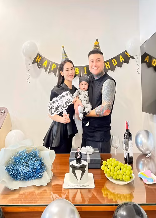 Nam ca sĩ đón sinh nhật bên vợ trẻ và con trai nhỏ cách đây không lâu.