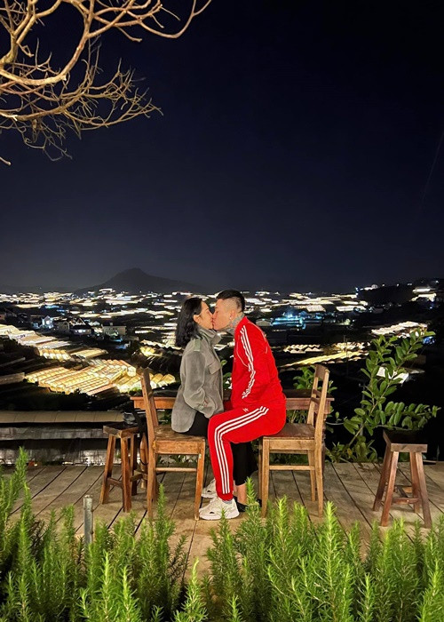 Nam ca sĩ đảm nhận công việc nấu ăn, chăm sóc vợ trẻ khi cô mang bầu.