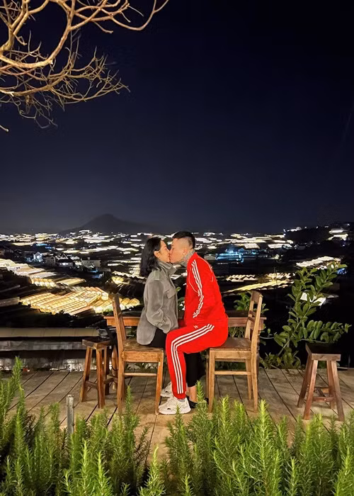 Nam ca sĩ đảm nhận công việc nấu ăn, chăm sóc vợ trẻ khi cô mang bầu.