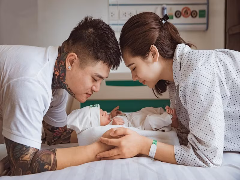 Vợ chồng Vũ Duy Khánh đón con trai chào đời vào ngày 17/5. Nhóc tì của cặp đôi tên thật là Vũ Quang Đức, gọi thân mật là Ma Bư.