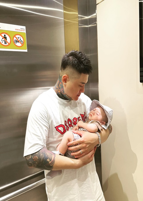 Phương Anh luôn có Vũ Duy Khánh đồng hành, san sẻ việc chăm con, nhà cửa và chăm lo từng bữa ăn.