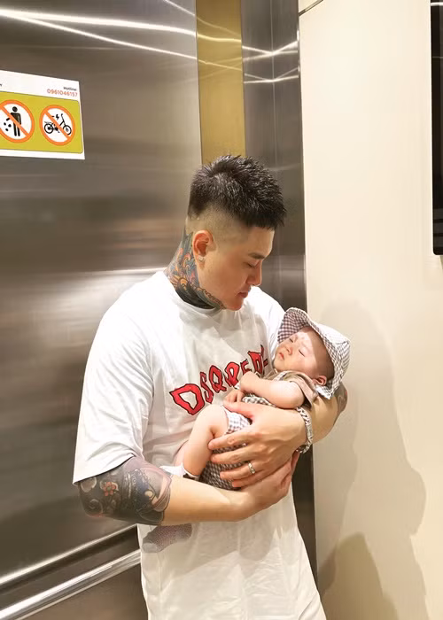 Phương Anh luôn có Vũ Duy Khánh đồng hành, san sẻ việc chăm con, nhà cửa và chăm lo từng bữa ăn.