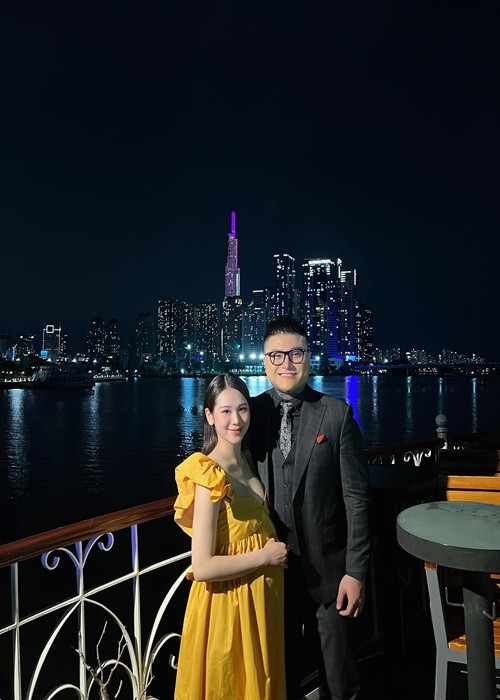 Vũ Duy Khánh còn tạm dừng chuyến lưu diễn châu Âu để ở nhà cùng vợ sinh con.