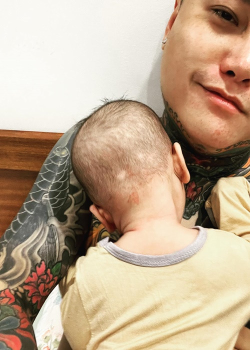 Vũ Duy Khánh thường xuyên bày tỏ niềm hạnh phúc bên con trai.