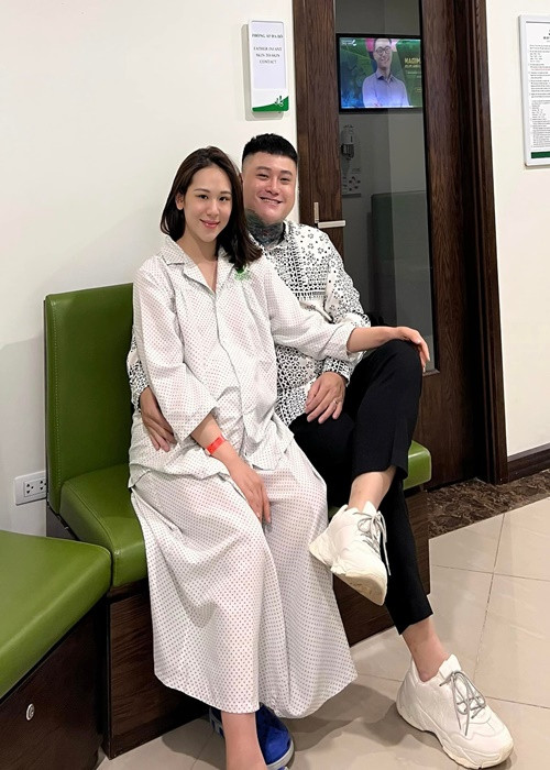 Trong cuộc phỏng vấn với Sức khỏe và đời sống, bà xã Vũ Duy Khánh chia sẻ, khi mang bầu, cô được chồng động viên, quan tâm, tạo sự tin tưởng nhất định.