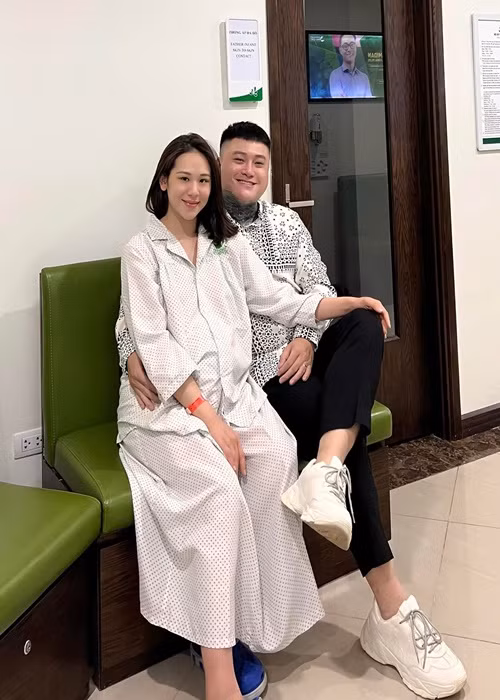 Trong cuộc phỏng vấn với Sức khỏe và đời sống, bà xã Vũ Duy Khánh chia sẻ, khi mang bầu, cô được chồng động viên, quan tâm, tạo sự tin tưởng nhất định.