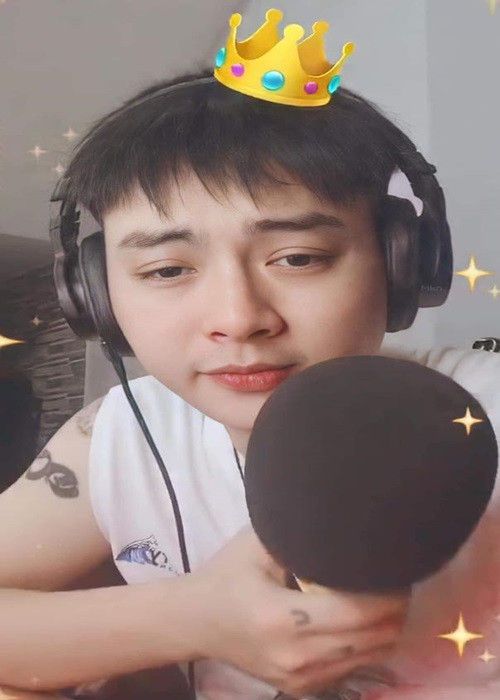 Chia sẻ về giọng hát, Hoài Lâm cho biết: "Trong cuộc đời nghệ sĩ muốn hát nhạc cao, phải hát nhạc thấp trước mặt khán giả. Họ muốn chứng tỏ thực lực ở quãng giọng đó thì mới hát được. Tôi lâu quá không đứng trước nhiều người, sân khấu lớn nên giọng hát sẽ thấp lại. Đó là điều đương nhiên". Ảnh: Fanpage