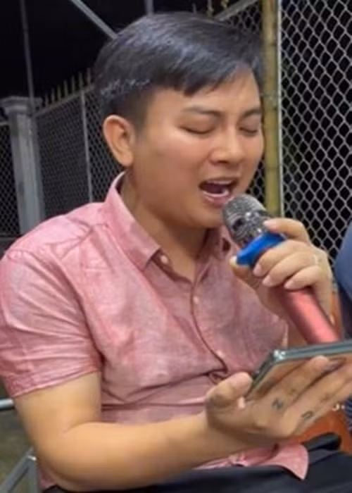 Tuy nhiên, một số khán giả vẫn đặt kỳ vọng vào sự tái xuất của Hoài Lâm bởi anh vốn là một nghệ sĩ tài năng với giọng hát đầy cảm xúc, nếu phát huy đúng năng lực, anh có thể lấy lại ánh hào quang. Ảnh: Dân Trí