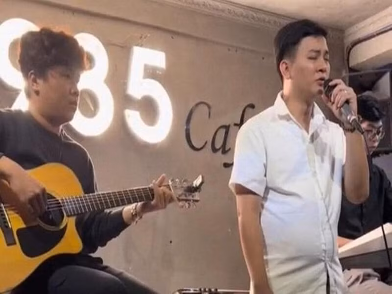 Nam ca sĩ lộ thân hình tròn vo, vai u thịt bắp và ăn mặc xuề xòa. Ảnh: Tiền Phong