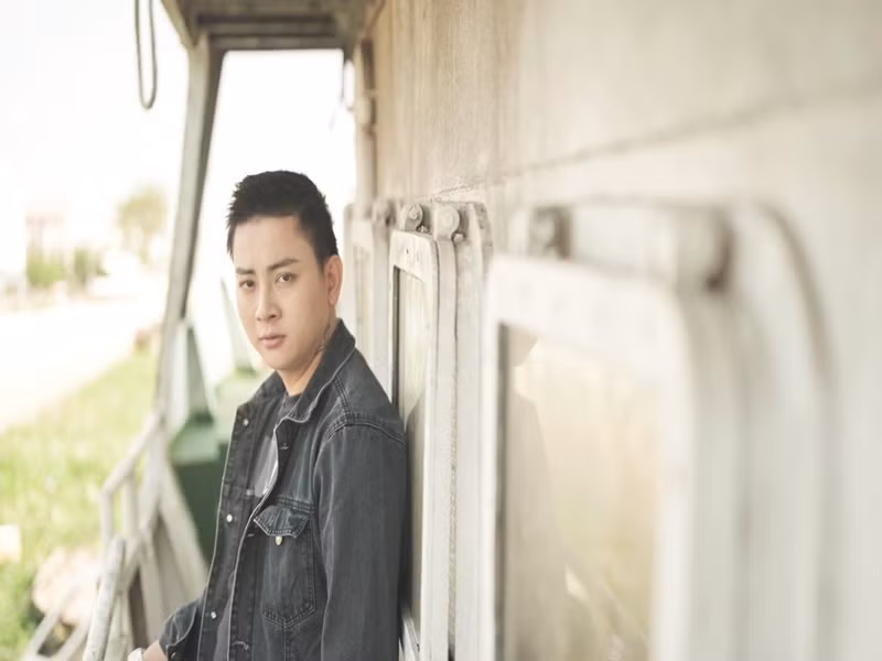 Gần đây, giọng hát của Hoài Lâm gây tranh cãi. Nhiều người cho rằng giọng hát của anh "xuống cấp" khá nhiều, cột hơi yếu, không lên được nốt cao mà phải nhờ đến các phần mềm chỉnh giọng. Ảnh: Fanpage