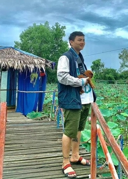 Hoài Lâm cũng trở thành tâm điểm của dư luận vì ngoại hình xuống dốc không phanh. Khi mới vào showbiz, anh đốn tim fan nữ bởi vẻ ngoài bảnh bao thư sinh. Trong thời gian ở ẩn, ngoại hình của Hoài Lâm thay đổi chóng mặt. Ảnh: Giao thông