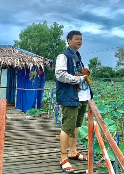 Hoài Lâm cũng trở thành tâm điểm của dư luận vì ngoại hình xuống dốc không phanh. Khi mới vào showbiz, anh đốn tim fan nữ bởi vẻ ngoài bảnh bao thư sinh. Trong thời gian ở ẩn, ngoại hình của Hoài Lâm thay đổi chóng mặt. Ảnh: Giao thông