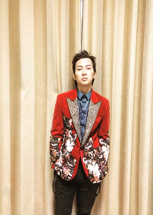 Năm 2018, con nuôi Hoài Linh bất ngờ thông báo tạm nghỉ hát 2 năm vì lý do sức khỏe. Ảnh: Fanpage