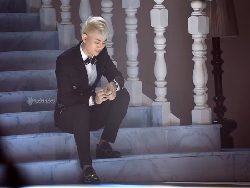 Nhìn lại chặng đường ca hát, Hoài Lâm là nghệ sĩ sớm nổi tiếng. Năm 2014, khi mới 19 tuổi, nam ca sĩ gây chú ý khi tham gia chương trình Gương mặt thân quen. Ảnh: Fanpage