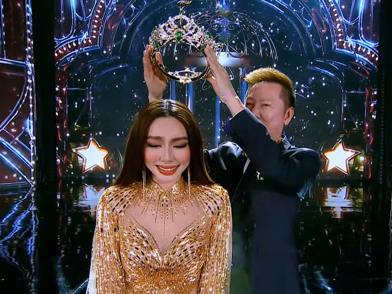 Thùy Tiên bật khóc khi chủ tịch cuộc thi đổi vương miện đương kim hoa hậu sang cựu hoa hậu. Ảnh: Sen Vàng