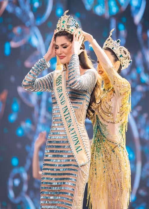 Nhà thiết kế Nguyễn Minh Tuấn thực hiện chiếc váy dựa theo màu của vương miện. Ảnh: BTC