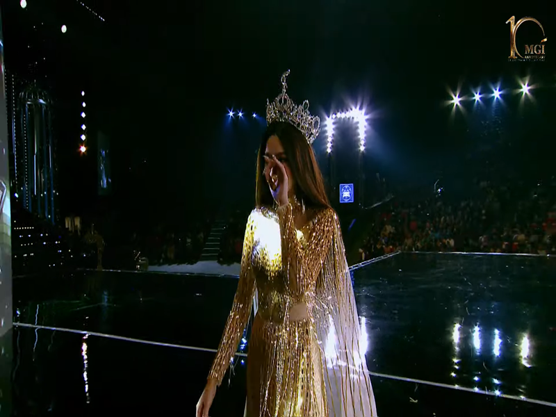 Chân dài kết thúc nhiệm kỳ gần 1 năm làm hoa hậu. Ảnh: Sen Vàng