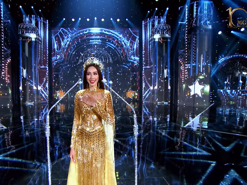 Trong phần final walk, Thùy Tiên khoác lên mình chiếc váy cách điệu từ áo dài. Ảnh: Sen Vàng