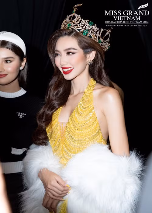 Nhan sắc đầy lộng lẫy của Thùy Tiên trong ngày chuyển giao vương miện. Ảnh: FBNV