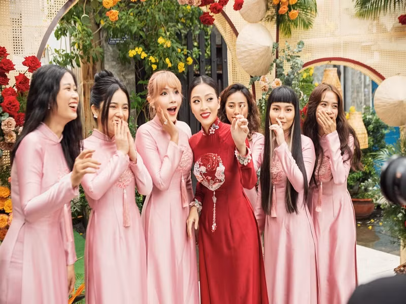 Khả Như làm phù dâu cho Liêu Hà Trinh. Ảnh: FB Khả Như