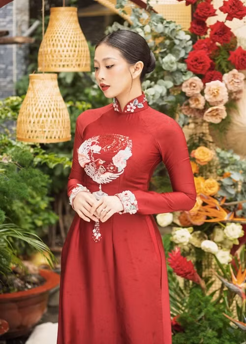 Nữ MC diện áo dài có đường cắt may rất truyền thống. Ảnh: Người đưa tin