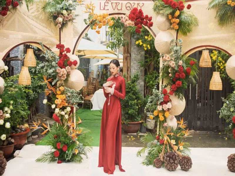 Cô dâu Liêu Hà Trinh lớn lên ở Sài Gòn và muốn tái hiện hình ảnh đám cưới bố mẹ hơn 30 năm về trước, còn chú rể Anh Khoa có quê gốc Bạc Liêu, gia đình muốn giữ giá trị văn hóa trong lễ cưới. Ảnh: Người đưa tin