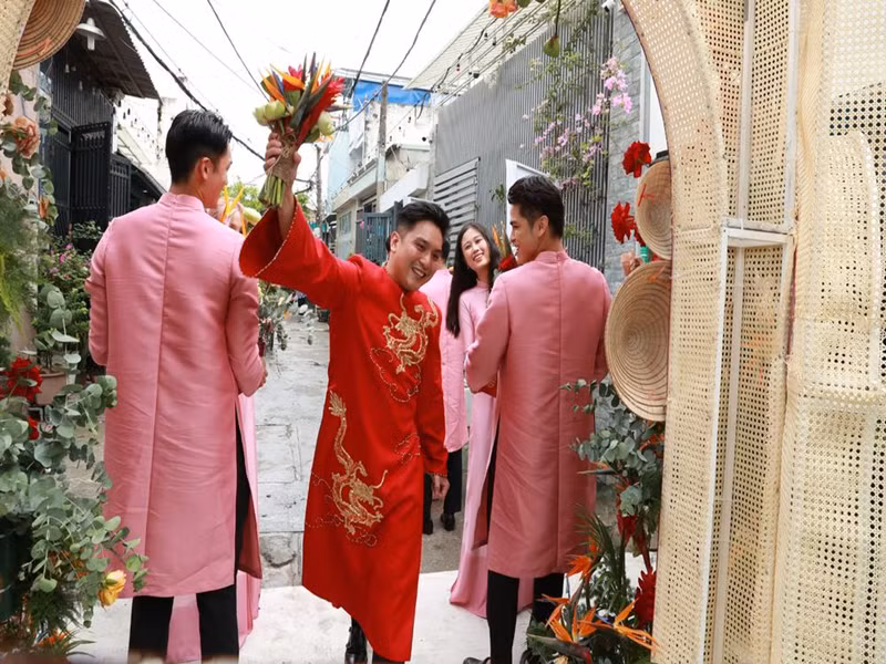 Anh Khoa sinh năm 1990, kém Liêu Hà Trinh 2 tuổi. Anh là một doanh nhân trẻ tại Hà Lan chuyên về lĩnh vực đầu tư nhà hàng khách sạn, nghiên cứu ẩm thực. Anh và Liêu Hà Trinh đăng ký kết hôn vào ngày 11/5/2022. Ảnh: Thương hiệu và pháp luật