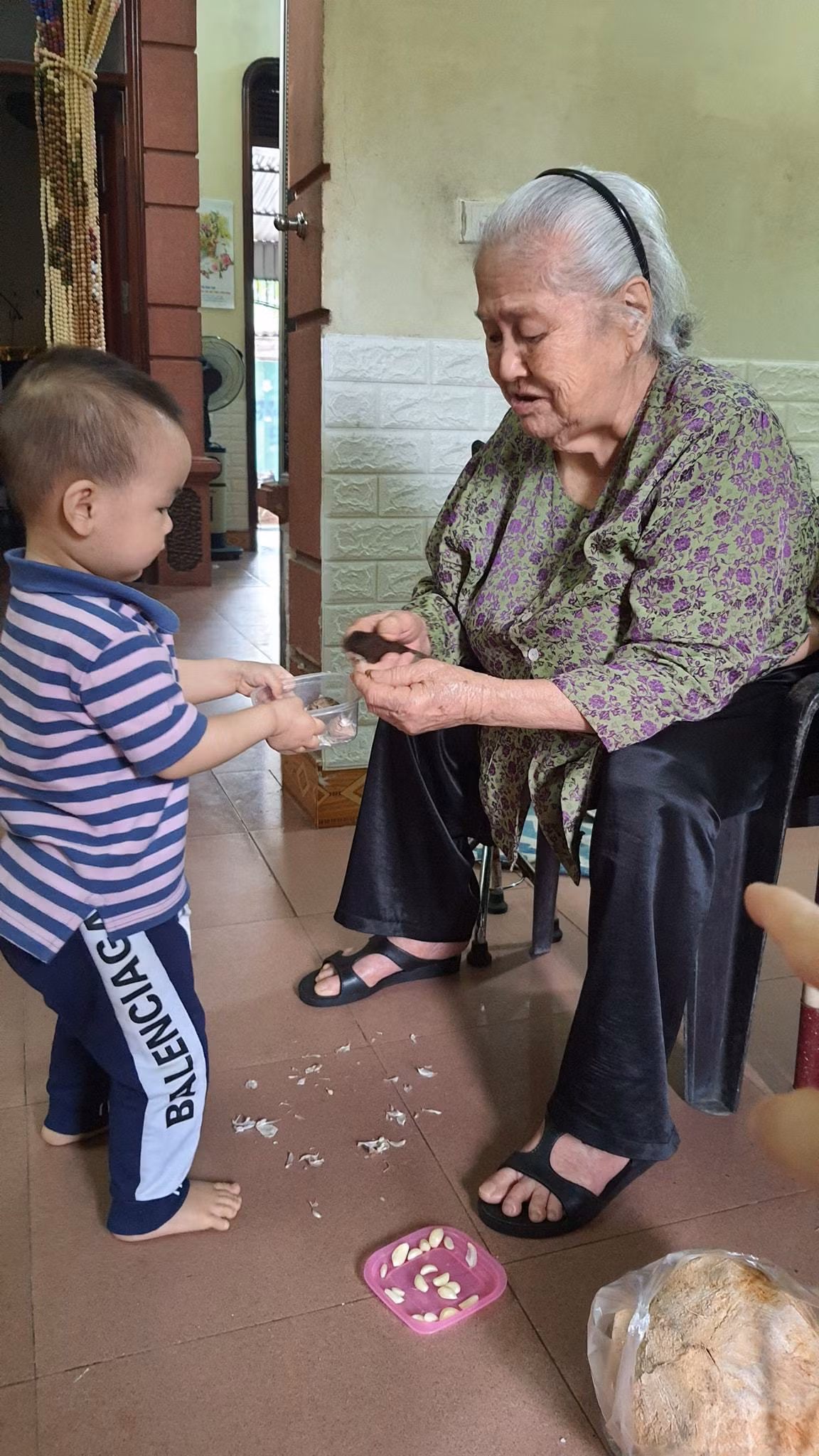 Xuc dong cu ba 102 tuoi run run bon my cho chat 2 tuoi-Hinh-2