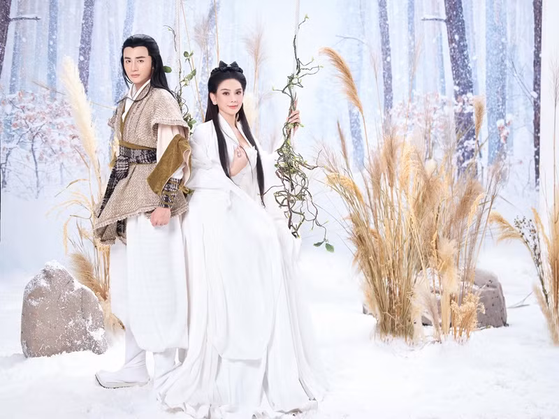 Trong bộ ảnh mới, Lâm Khánh Chi kết hợp cùng chàng trợ lý điển trai Song Duy.