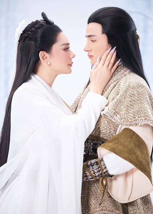 Sau khi ly hôn Phi Hùng, Lâm Khánh Chi vướng tin đồn tình cảm với Song Duy. Tuy nhiên, nữ ca sĩ khẳng định Song Duy chỉ là trợ lý.