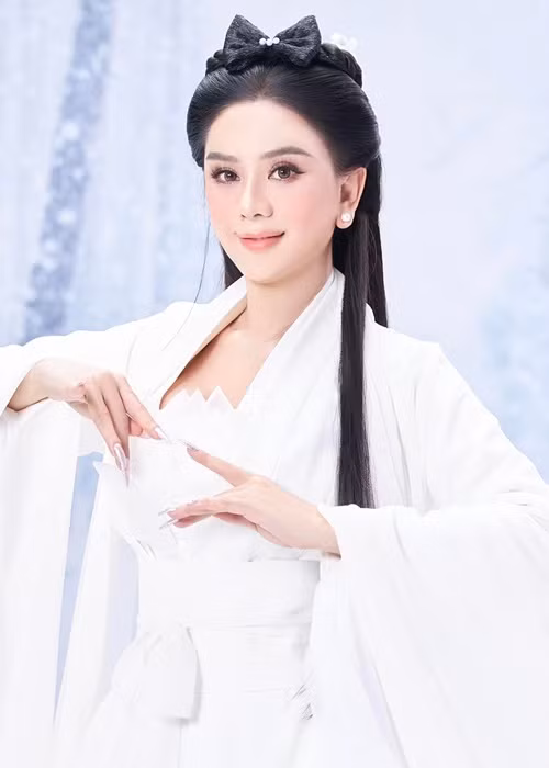 Cách đây 9 năm, nữ ca sĩ vào vai Tiểu Long Nữ trong MV "Mộng liêu trai".