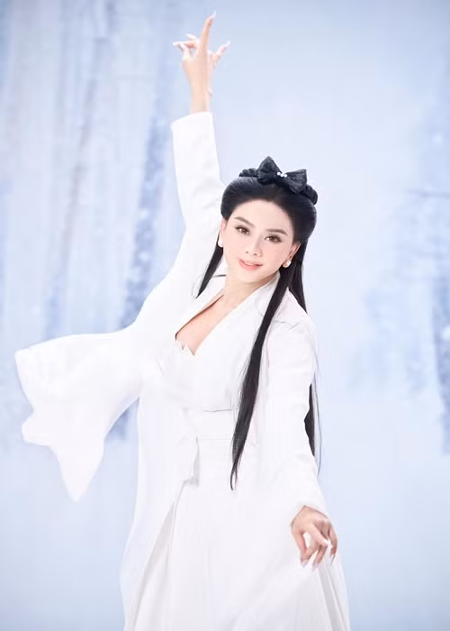 Lâm Khánh Chi tự tin hóa thân "Cô Long" dù ở tuổi 45.