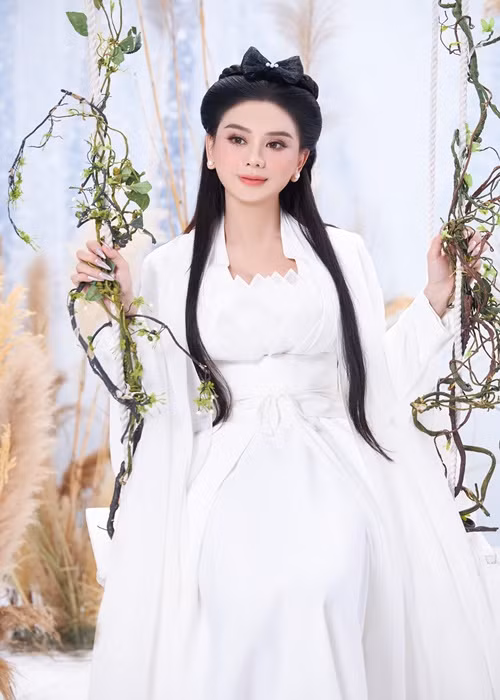 Với tạo hình cổ trang, Lâm Khánh Chi được nhận xét có phần nữ tính hơn.