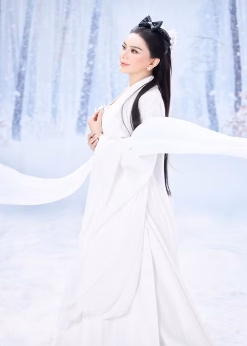 Nữ ca sĩ chuyển giới diện trang phục trắng tinh khôi.