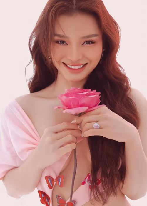  Phương Trinh Jolie phẫu thuật thẩm mỹ không ít lần. Cô từng thừa nhận, mỗi bộ phận trên gương mặt đều sửa 2 lần.