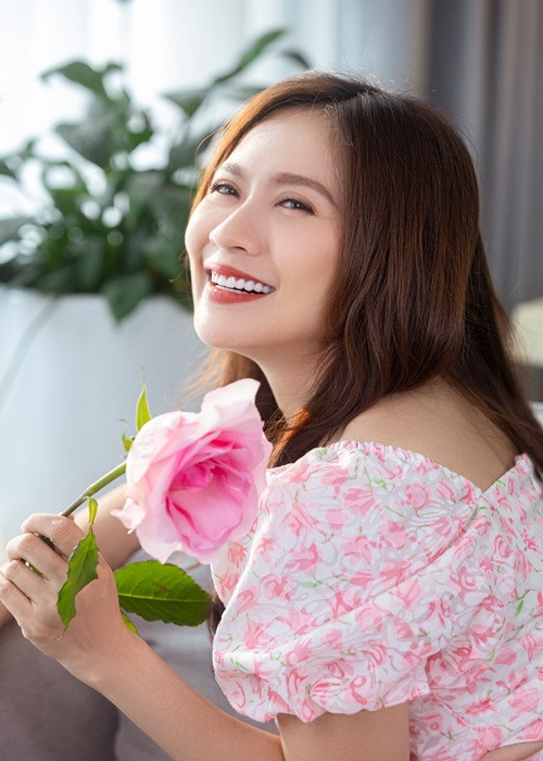 Nam đạo diễn chia sẻ trong một chương trình: “Tôi thích Thanh Thúy là từ gương mặt của cô ấy, tôi yêu gương mặt cô ấy rất nhiều và thường ngắm cô ấy khi ngủ nữa. Nên mỗi lần ai nhắc đến chuyện phẫu thuật thẩm mỹ thì tôi đều lắc đầu không đồng ý”.