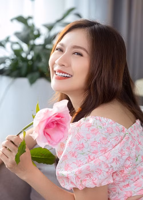 Nam đạo diễn chia sẻ trong một chương trình: “Tôi thích Thanh Thúy là từ gương mặt của cô ấy, tôi yêu gương mặt cô ấy rất nhiều và thường ngắm cô ấy khi ngủ nữa. Nên mỗi lần ai nhắc đến chuyện phẫu thuật thẩm mỹ thì tôi đều lắc đầu không đồng ý”.